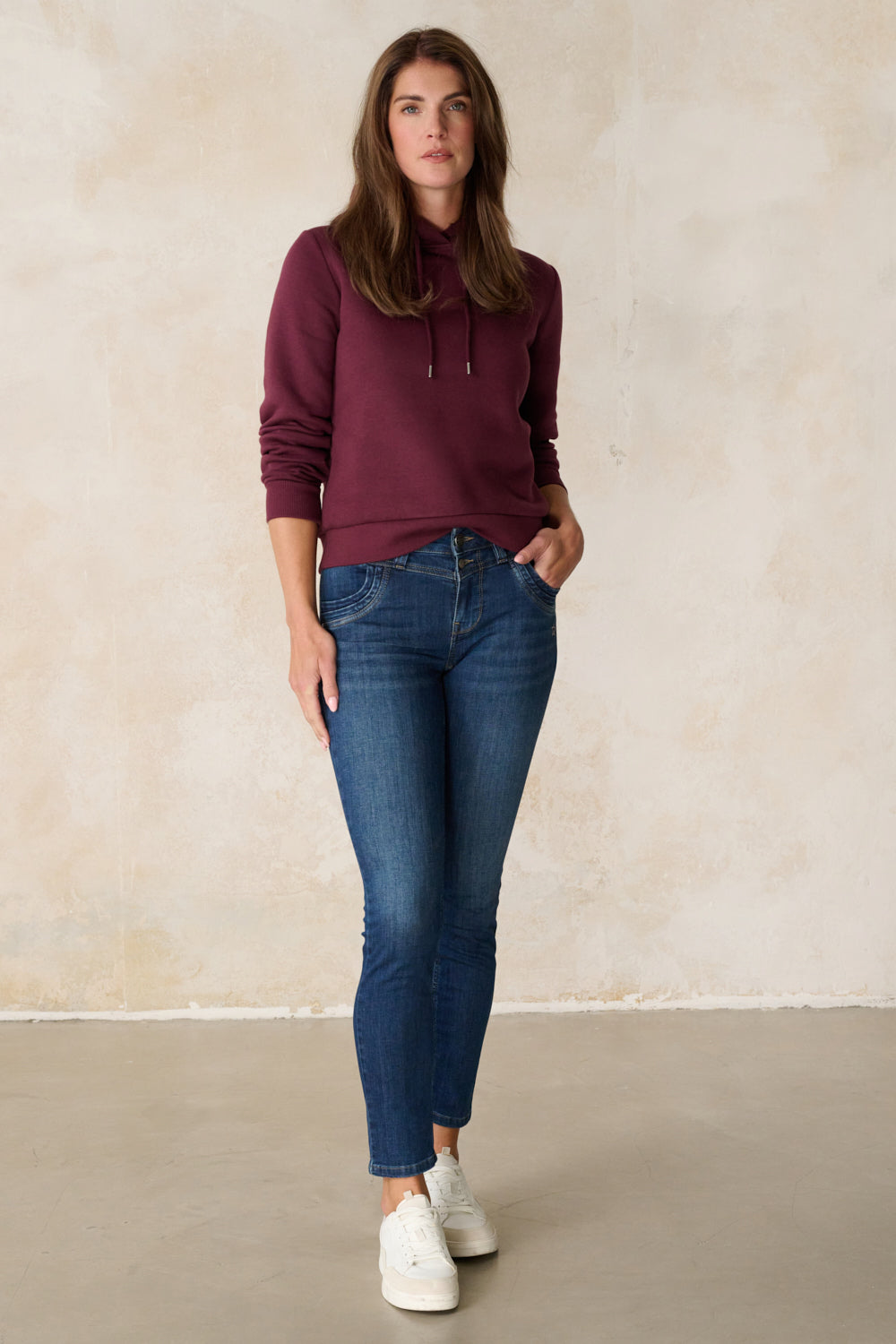 Merle – Slim Fit Jeans in Maronenblau mit mittlerer Leibhöhe