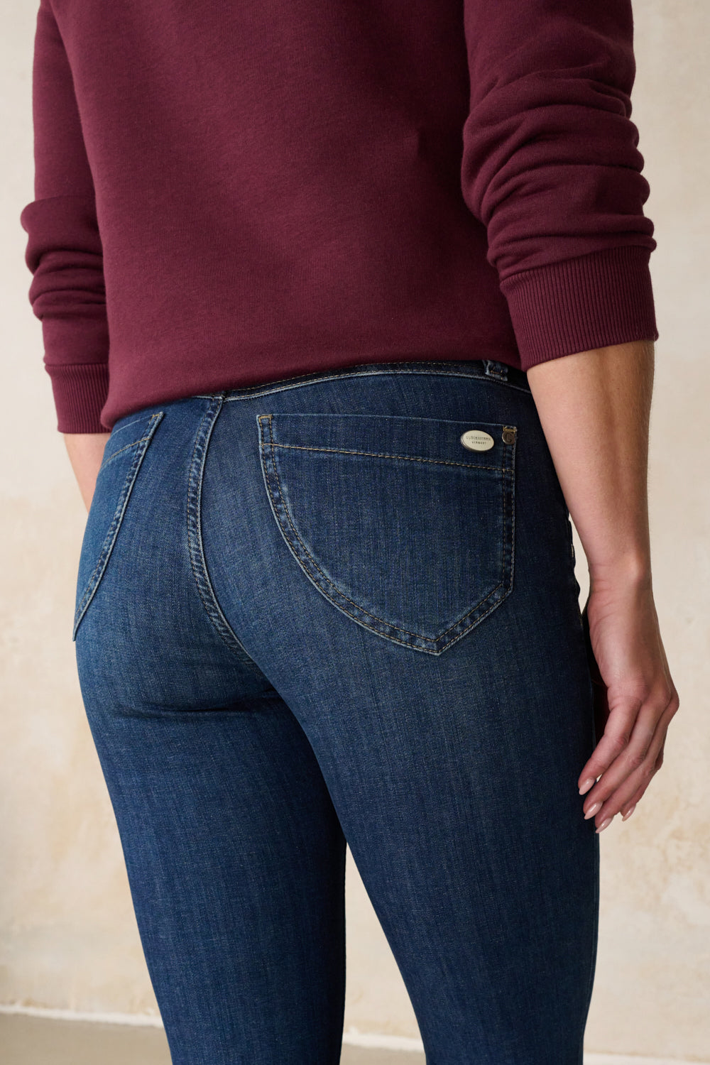 Merle – Slim Fit Jeans in Maronenblau mit mittlerer Leibhöhe