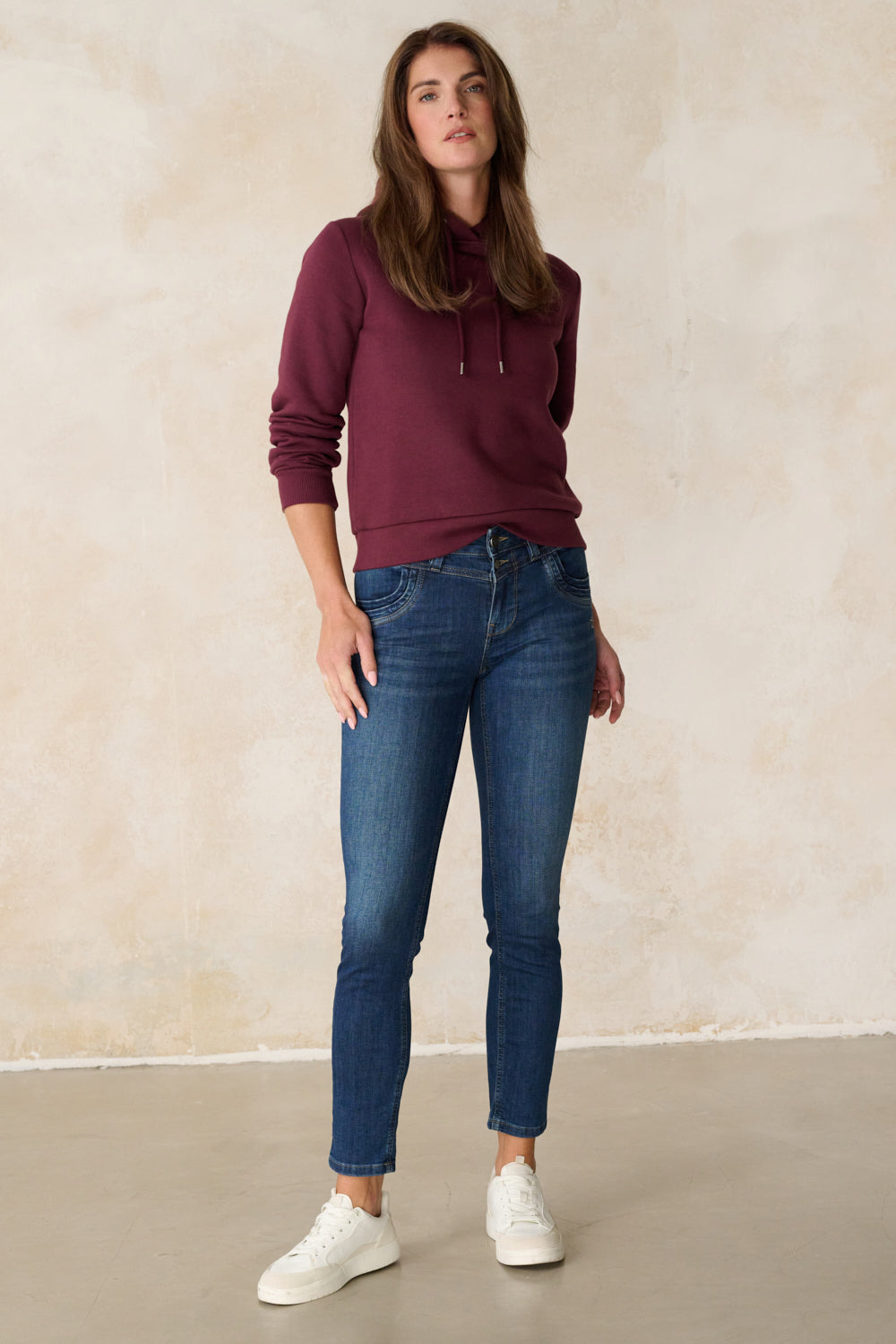 Merle – Slim Fit Jeans in Maronenblau mit mittlerer Leibhöhe