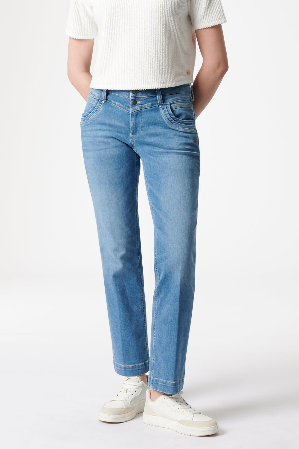 Merle – Straight Leg Jeans in Waschblau mit mittlerer Leibhöhe