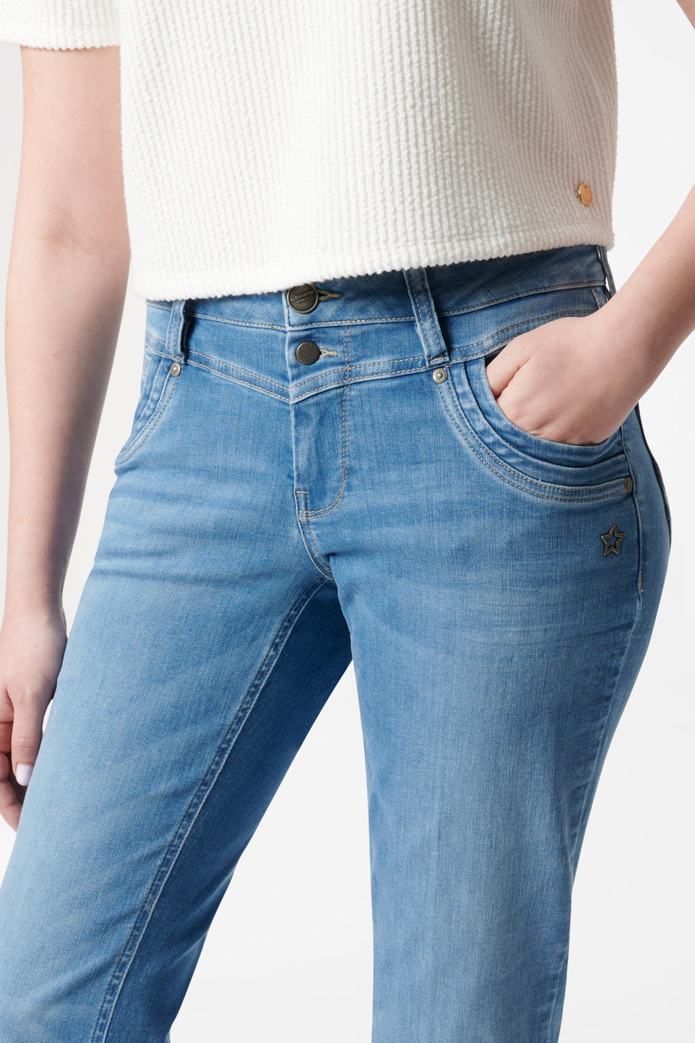 Merle – Straight Leg Jeans in Waschblau mit mittlerer Leibhöhe