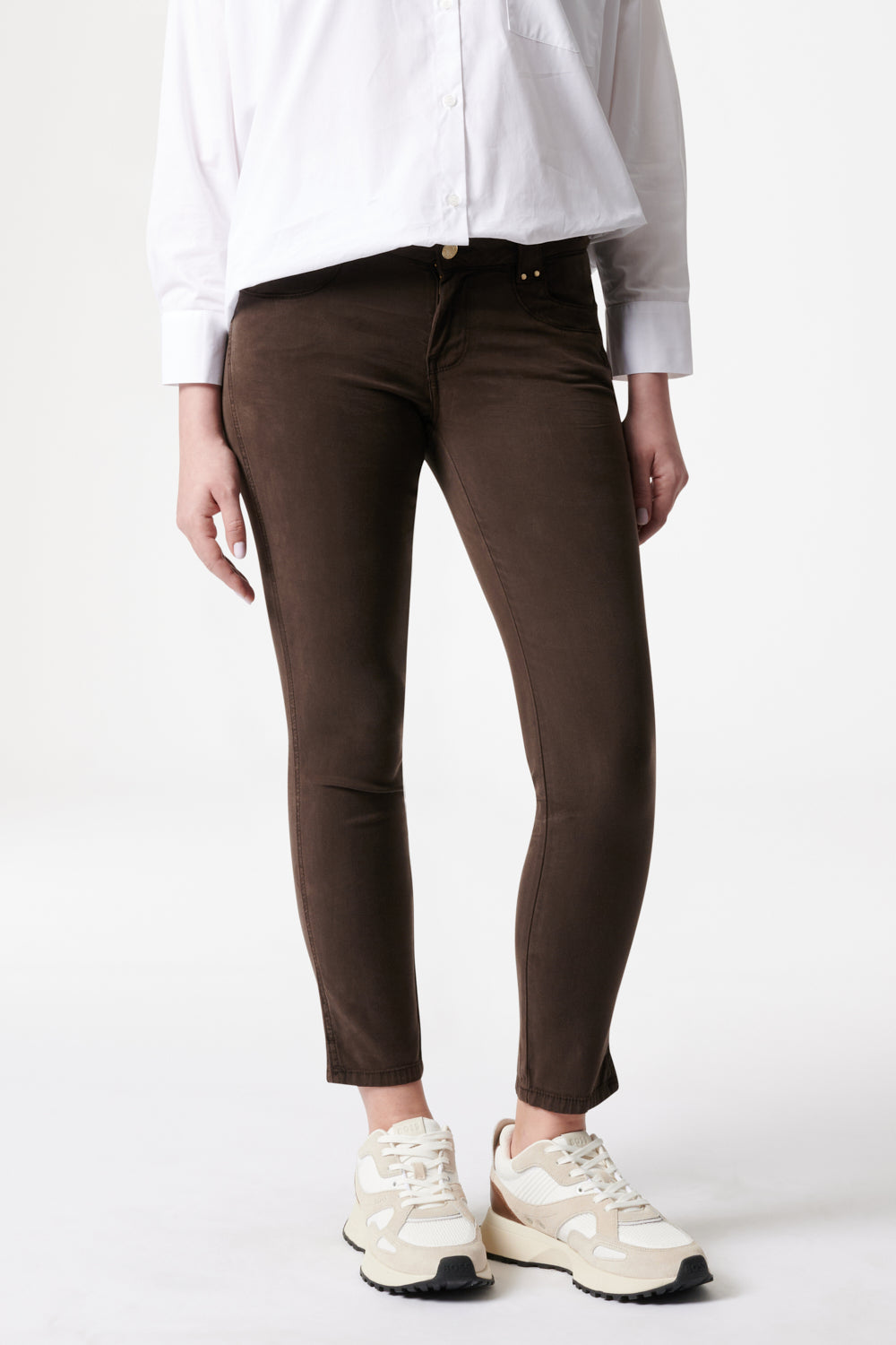 Petra – Slim Fit trousers in elegant brown with a low rise