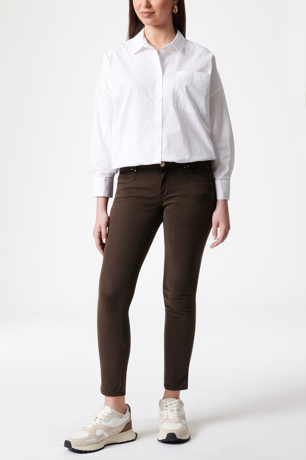 Petra – Slim Fit trousers in elegant brown with a low rise