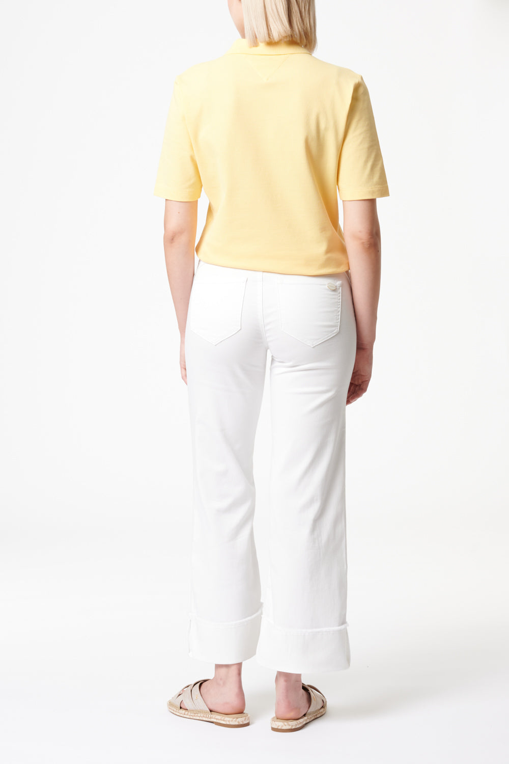 Clara Flared Blickweiß L32 - Weiche Stretch-Hose mit ausgestelltem Bein, hohem Bund, femininer Silhouette, bequemem Sitz, aufgesetzten Taschen und blickdichtem Material.