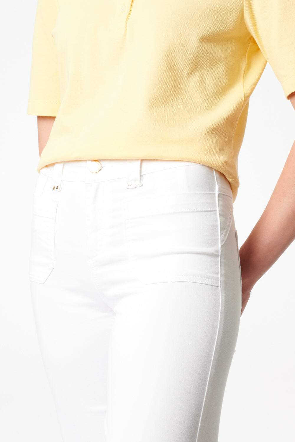 Clara Flared Blickweiß L32 - Weiche Stretch-Hose mit ausgestelltem Bein, hohem Bund, femininer Silhouette, bequemem Sitz, aufgesetzten Taschen und blickdichtem Material.