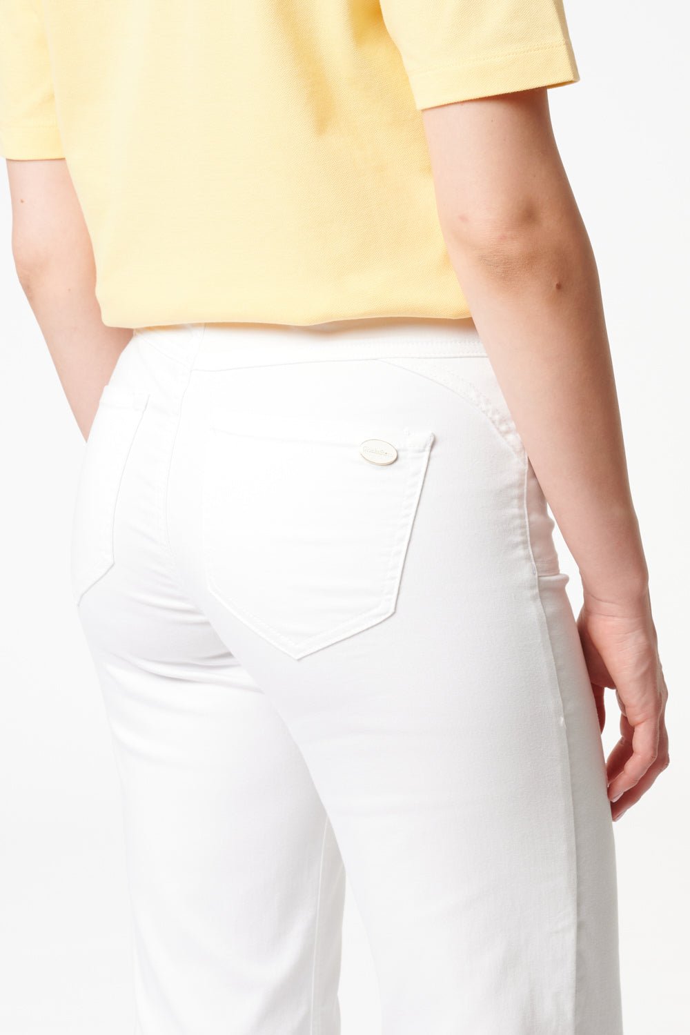 Clara Flared Blickweiß L32 - Weiche Stretch-Hose mit ausgestelltem Bein, hohem Bund, femininer Silhouette, bequemem Sitz, aufgesetzten Taschen und blickdichtem Material.