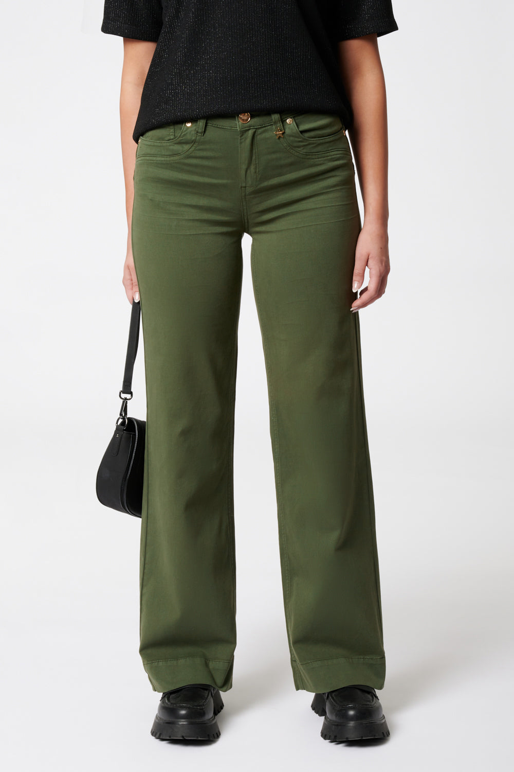 Clara – Flared Jeans in Grüngold mit hoher Leibhöhe