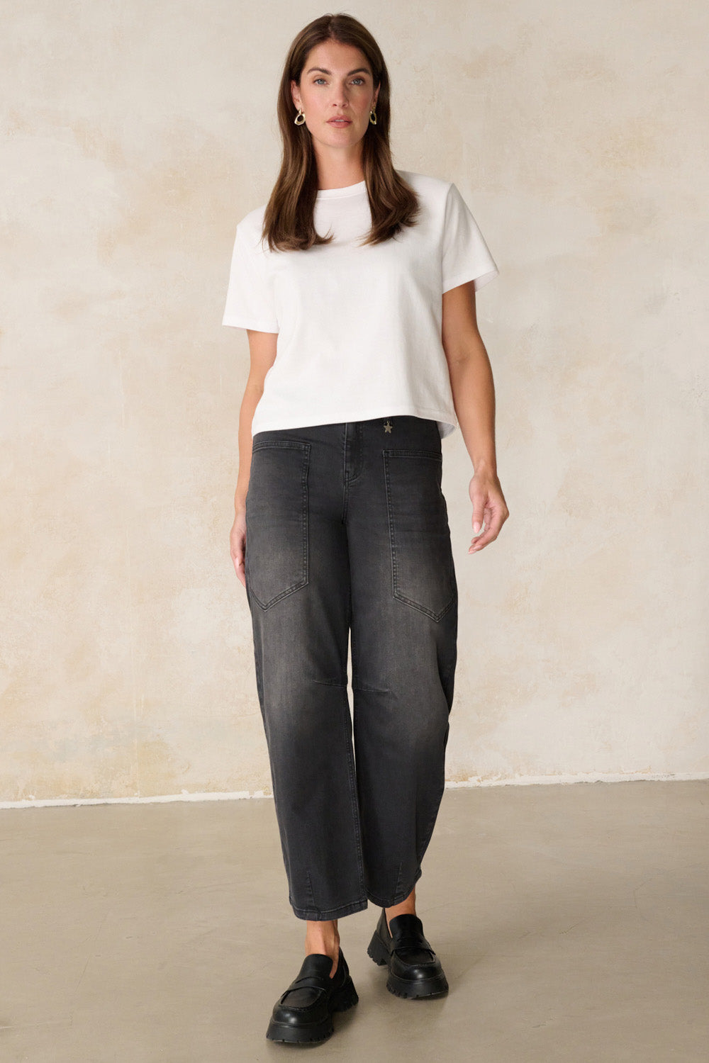 Serena – Barrel Jeans in Modellgrau mit hoher Leibhöhe