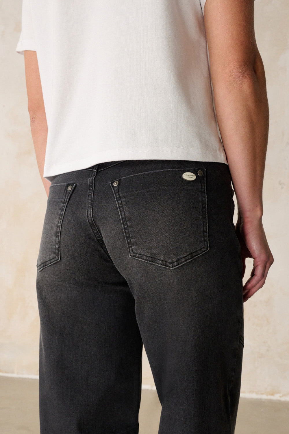 Serena – Barrel Jeans in Modellgrau mit hoher Leibhöhe