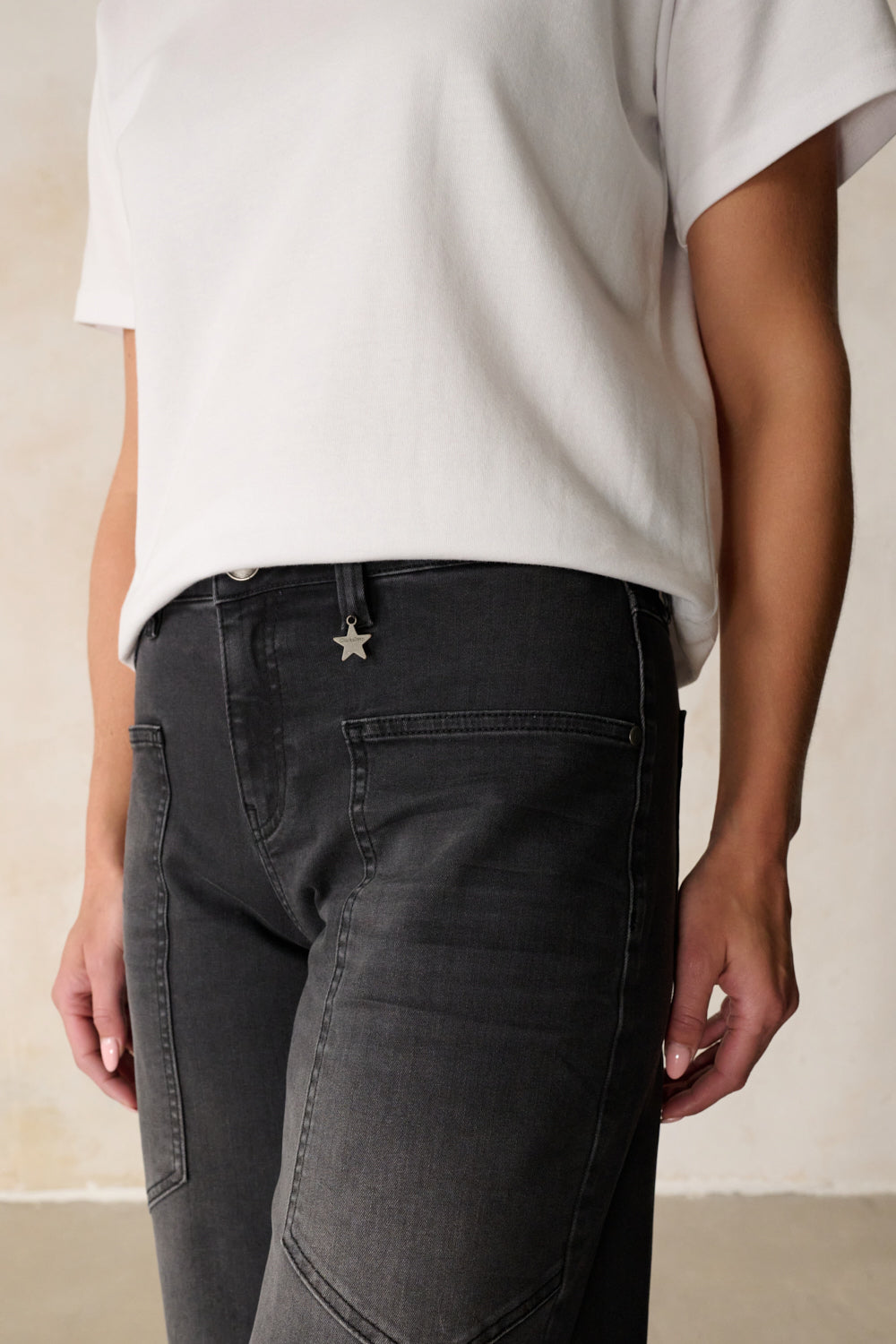 Serena – Barrel Jeans in Modellgrau mit hoher Leibhöhe