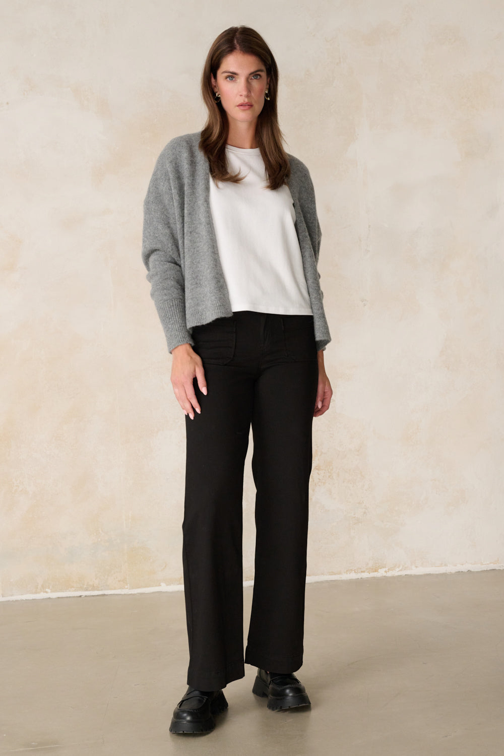 Clara – Flared Hose in Grellschwarz mit hoher Leibhöhe