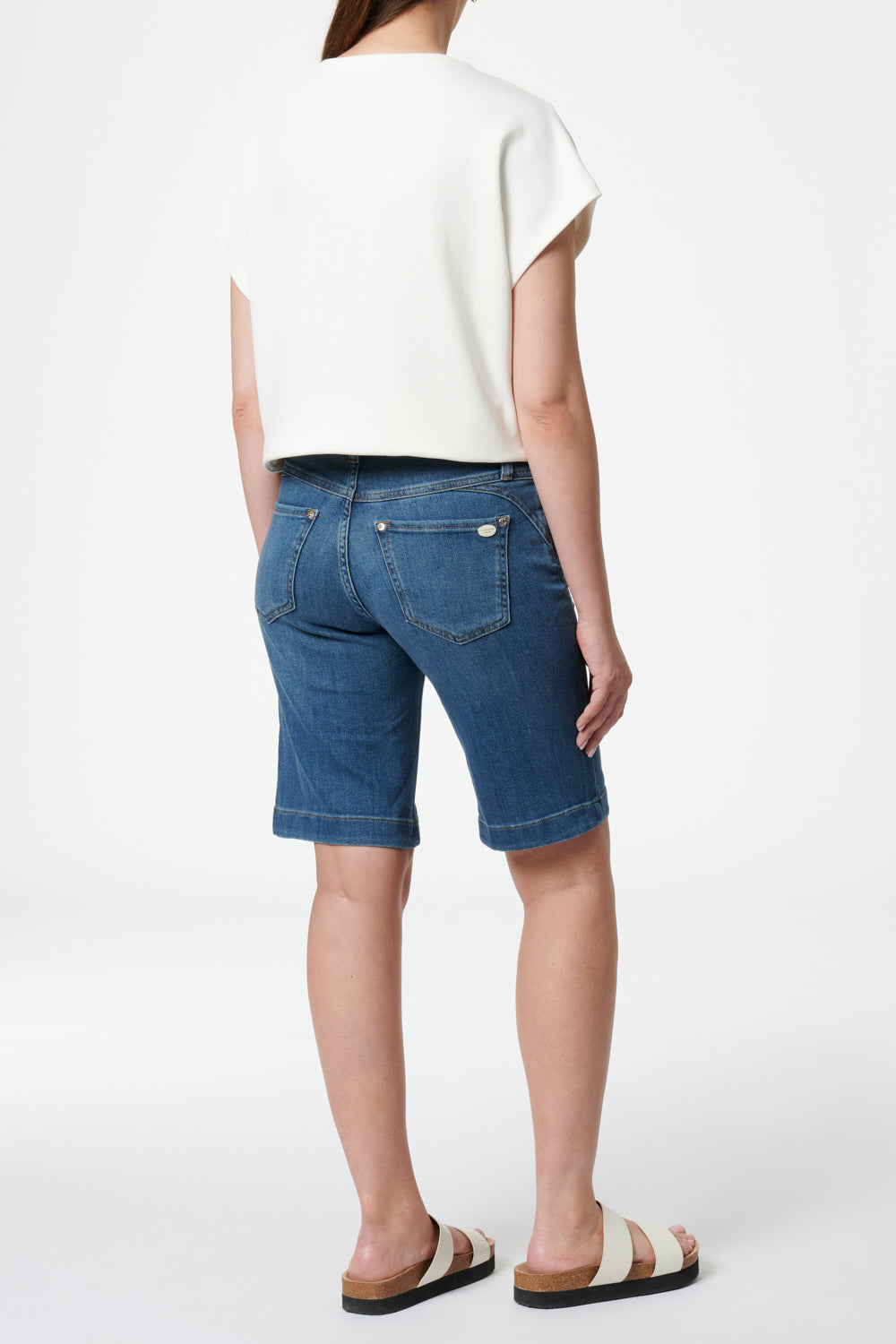 Clara – Bermuda shorts in soft blue with a high waist
