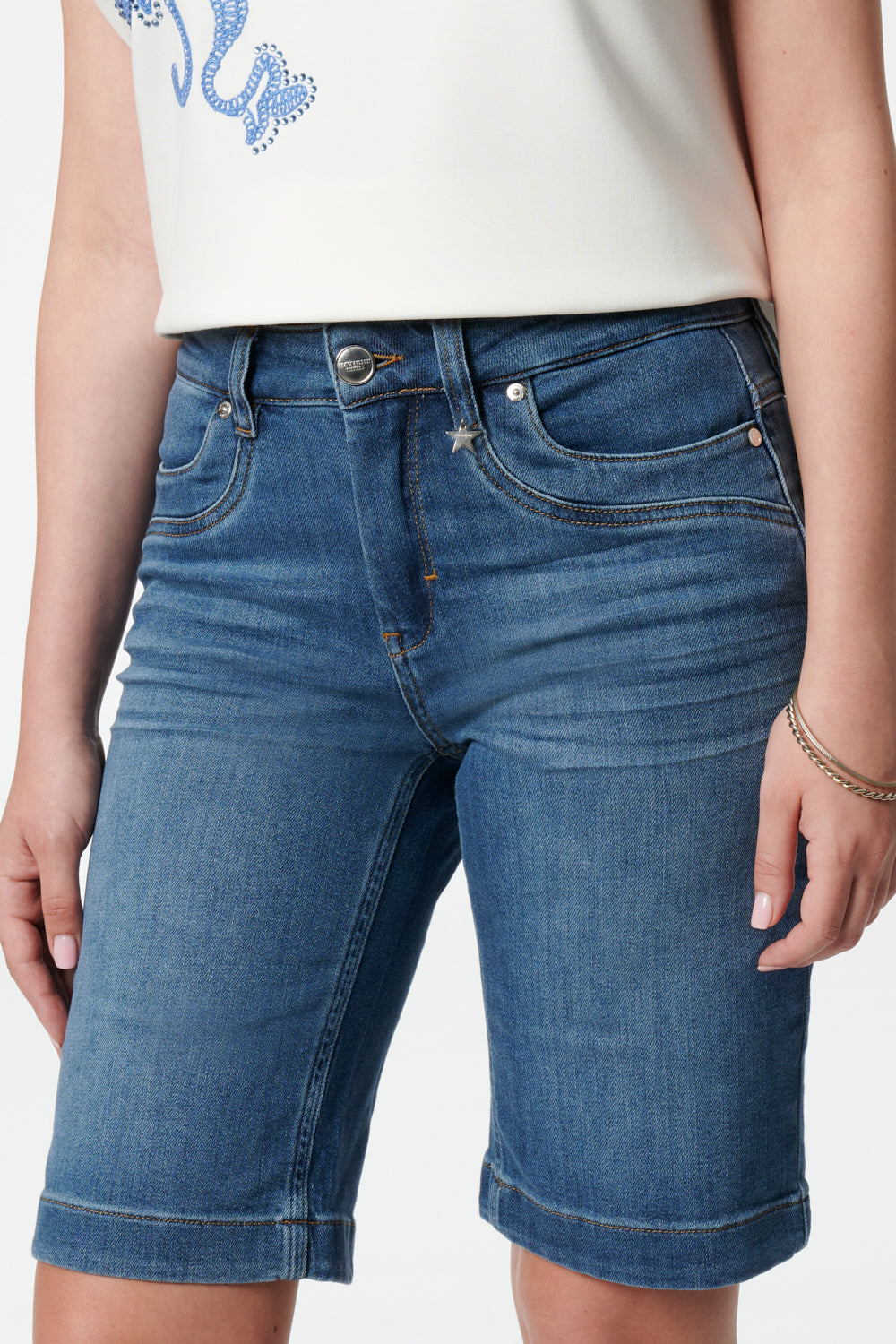 Clara – Bermuda shorts in soft blue with a high waist