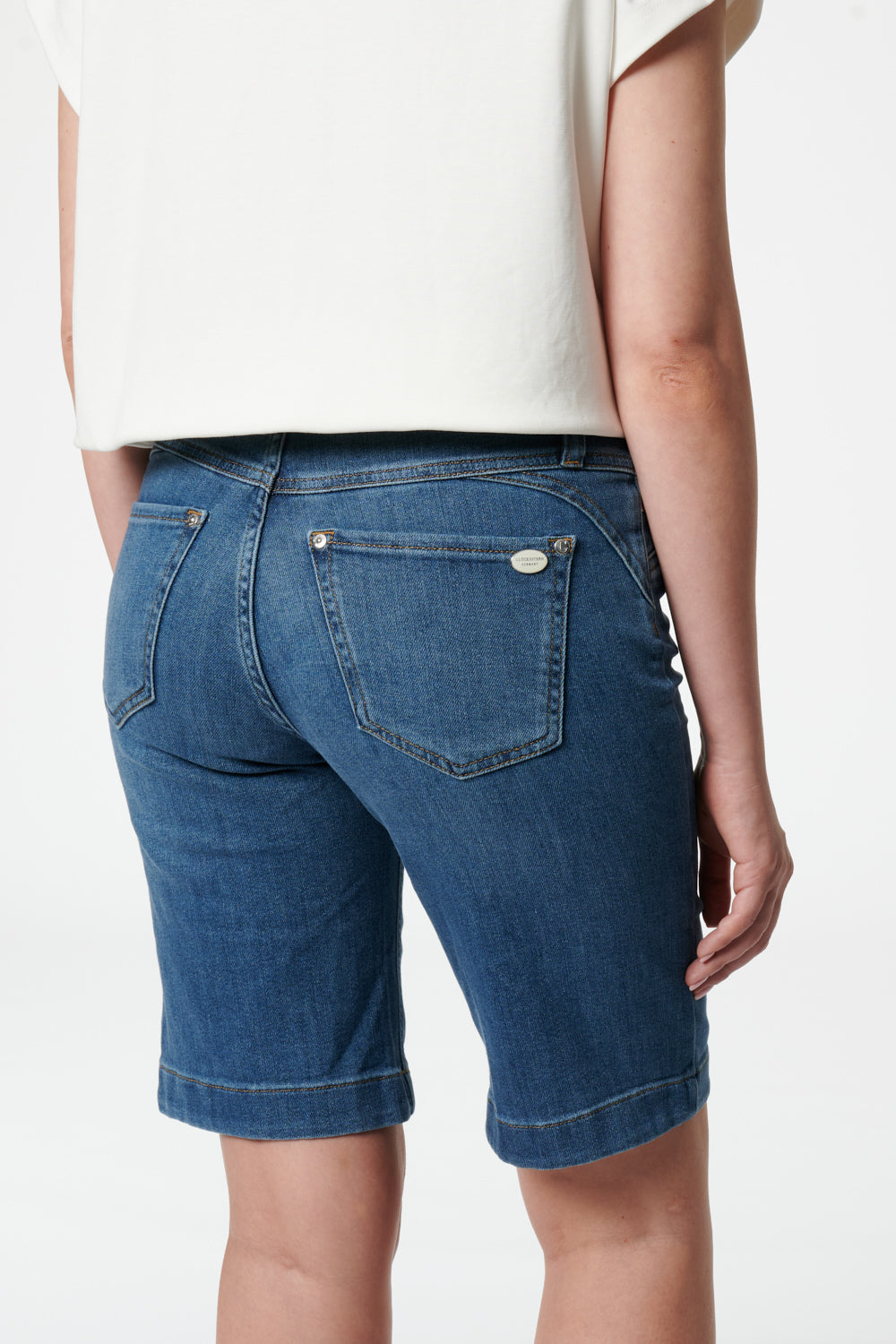Clara – Bermuda shorts in soft blue with a high waist