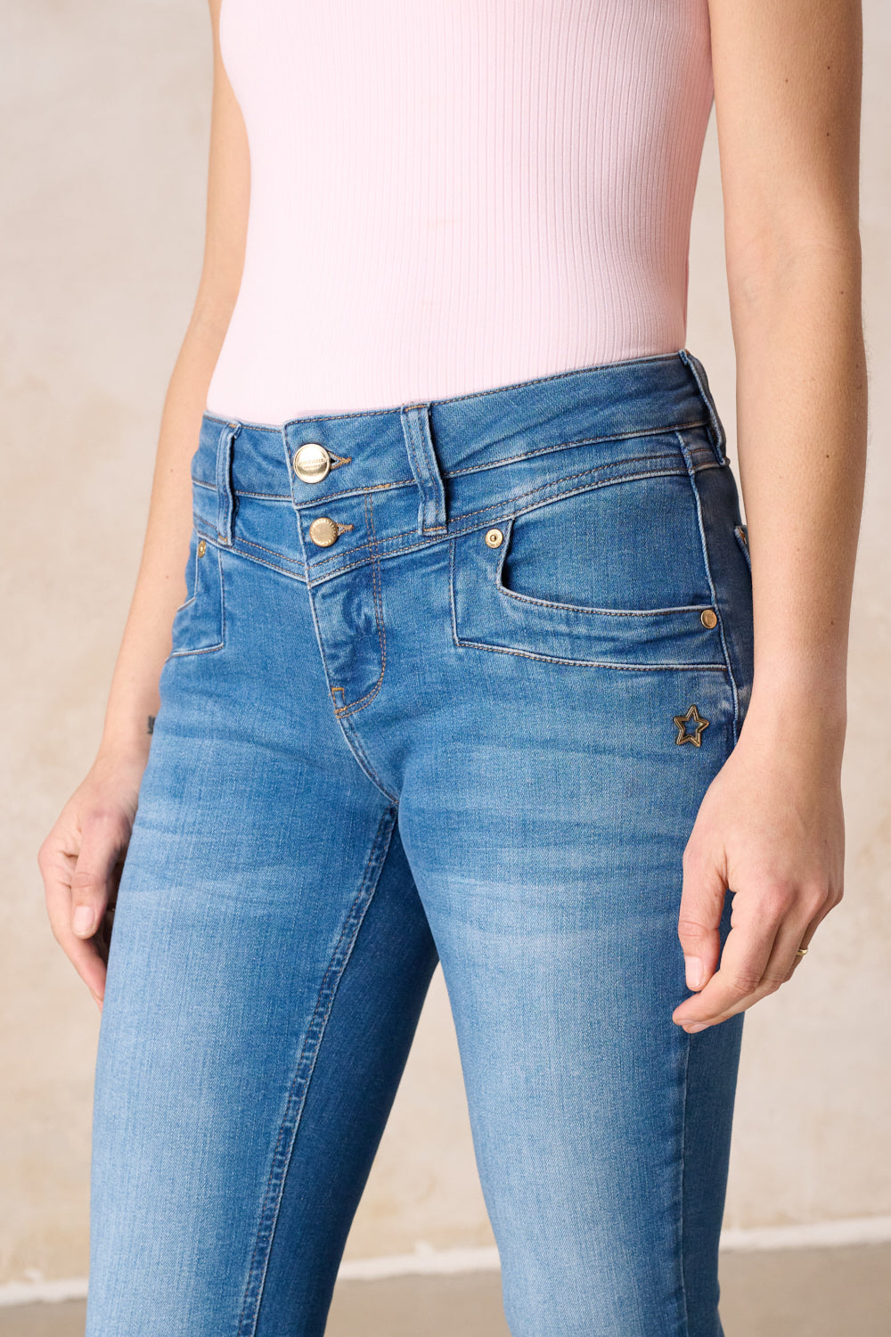 Merle – Slim Fit Jeans in Opalblau mit mittlerer Leibhöhe