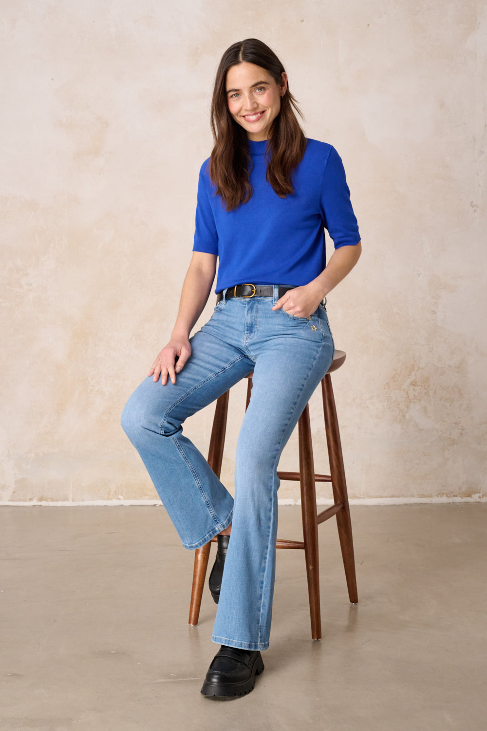 Melina – Bootcut Jeans in Kristallblau mit mittlerer Leibhöhe