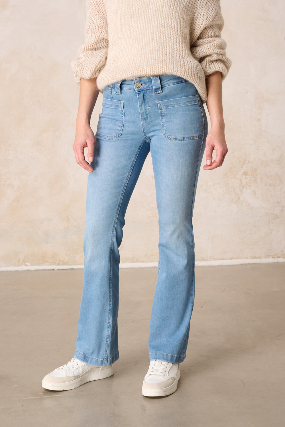 Melina – Bootcut Jeans in Holunderblau mit mittlerer Leibhöhe