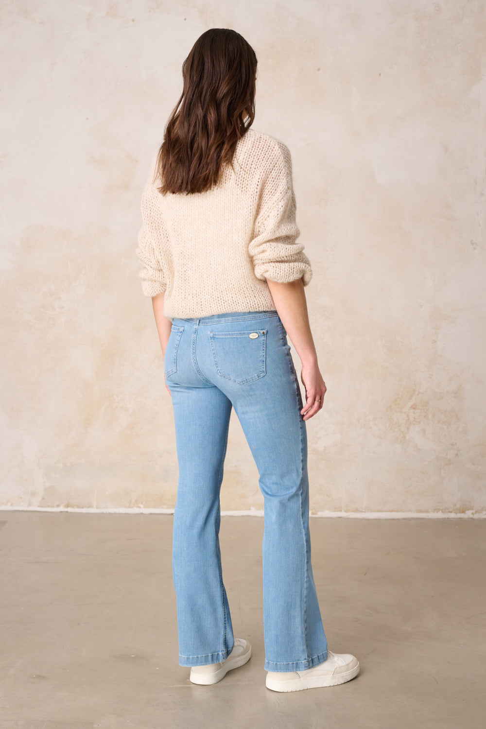 Melina – Bootcut Jeans in Holunderblau mit mittlerer Leibhöhe