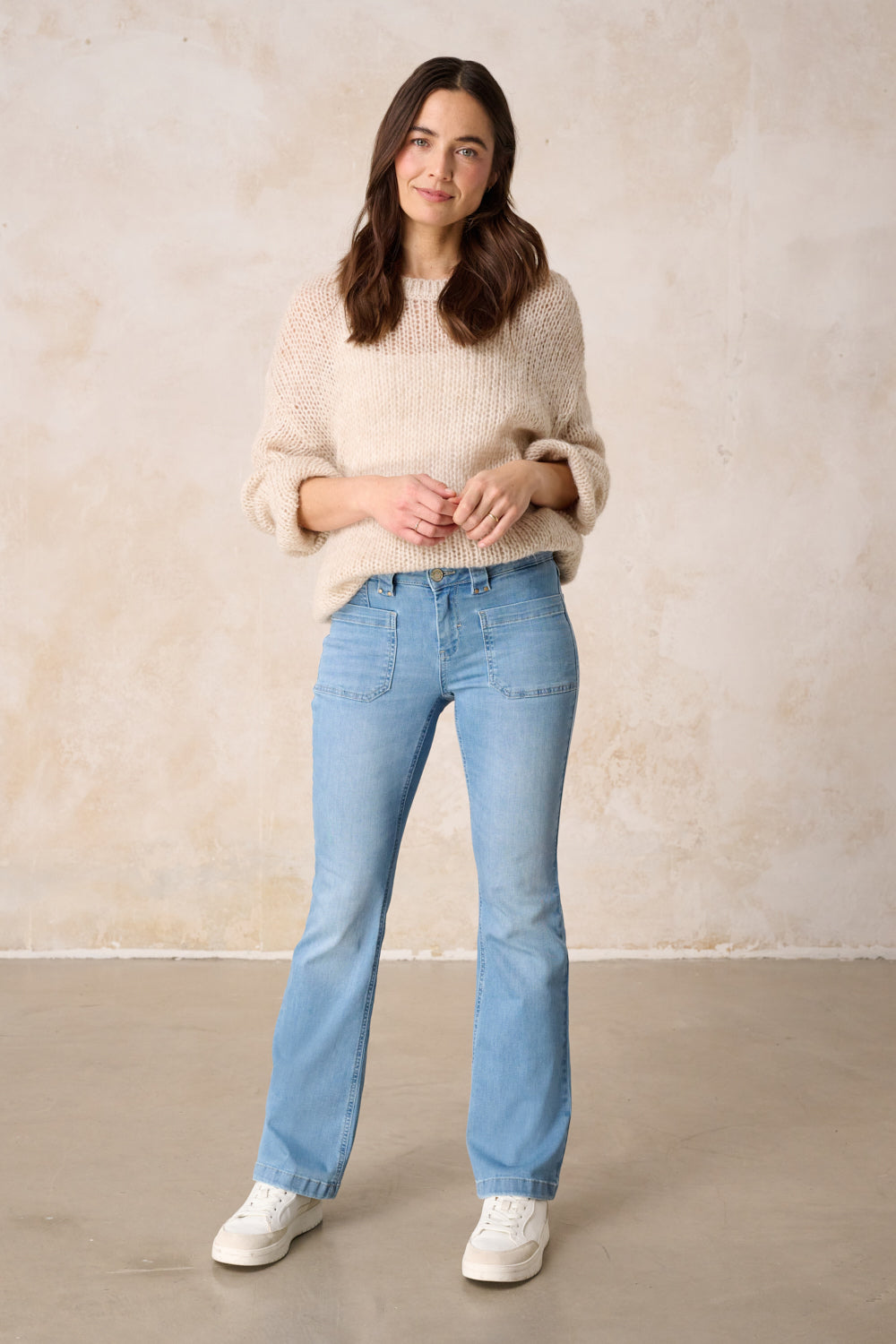 Melina – Bootcut Jeans in Holunderblau mit mittlerer Leibhöhe