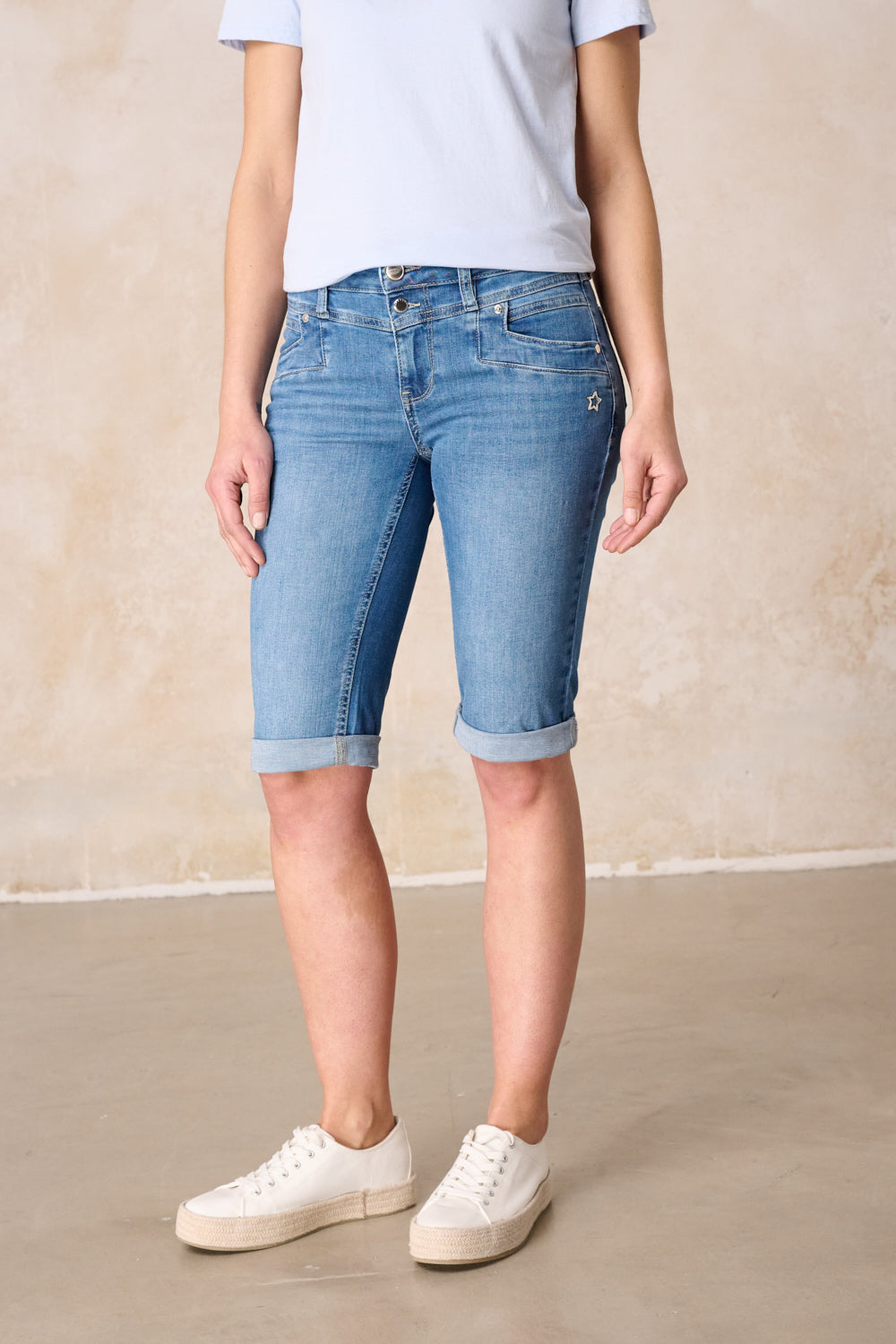 Merle – Slim Fit Bermuda in Holunderblau mit mittlerer Leibhöhe