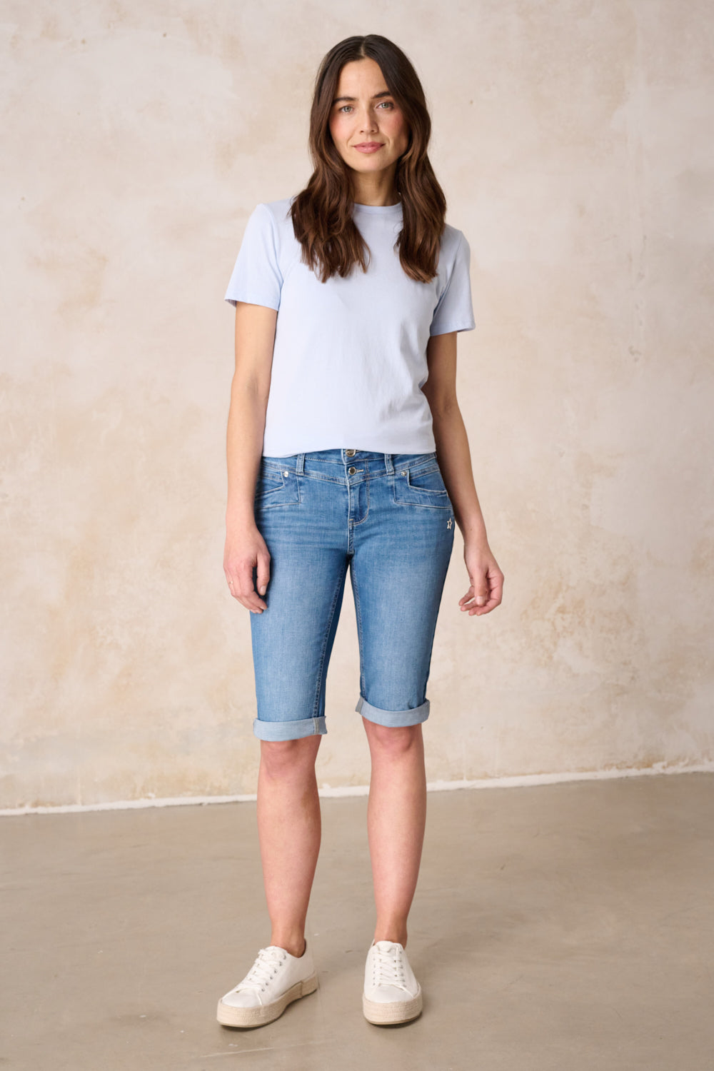 Merle – Slim Fit Bermuda in Holunderblau mit mittlerer Leibhöhe