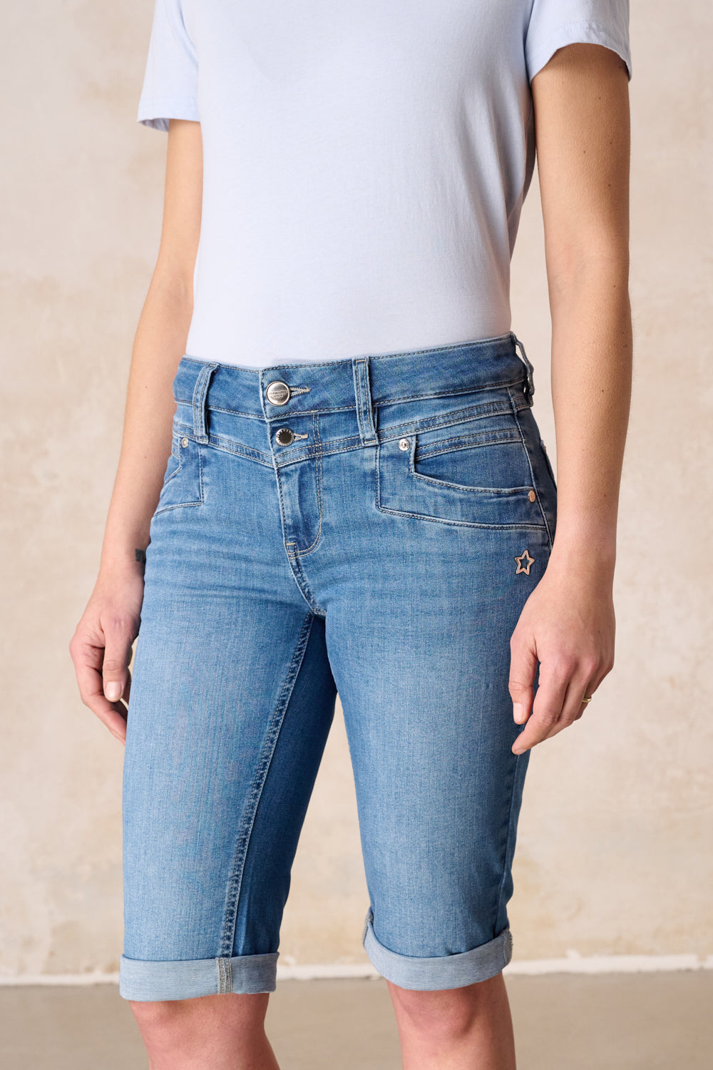 Merle – Slim Fit Bermuda in Holunderblau mit mittlerer Leibhöhe