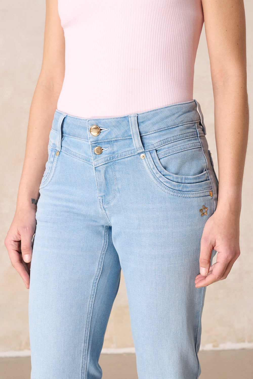 Merle – Straight Leg Jeans in Isarblau mit mittlerer Leibhöhe
