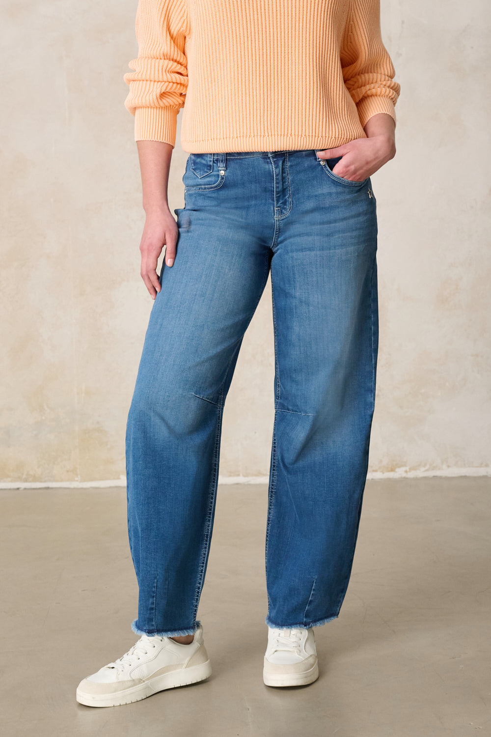 Serena – Barrel Jeans in Wellenblau mit hoher Leibhöhe