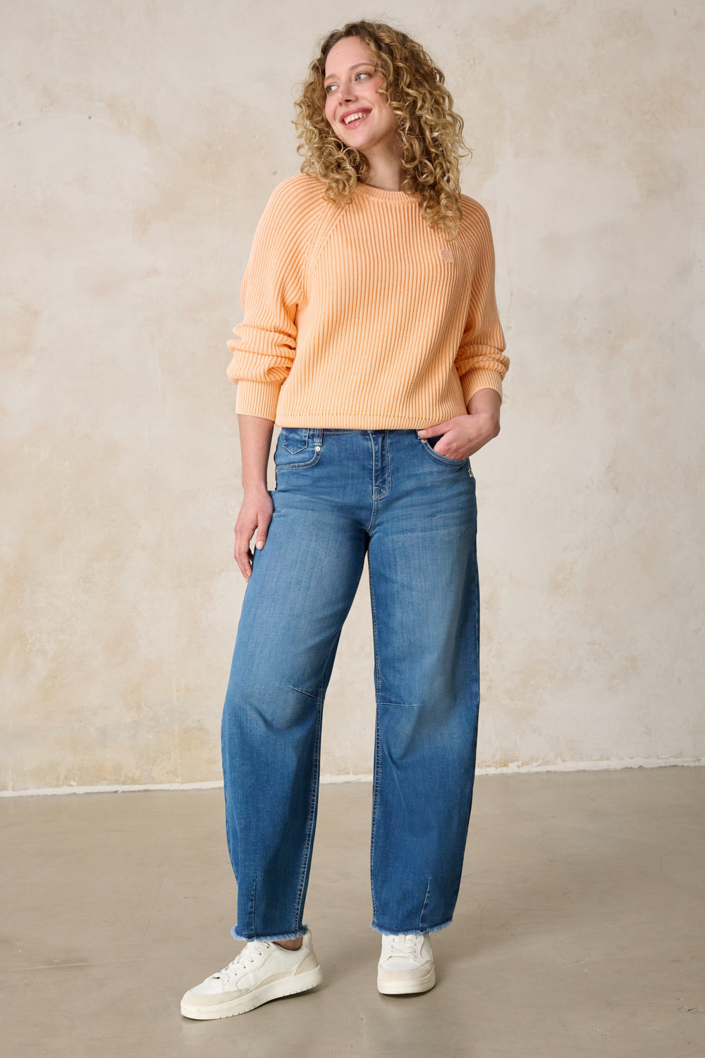 Serena – Barrel Jeans in Wellenblau mit hoher Leibhöhe