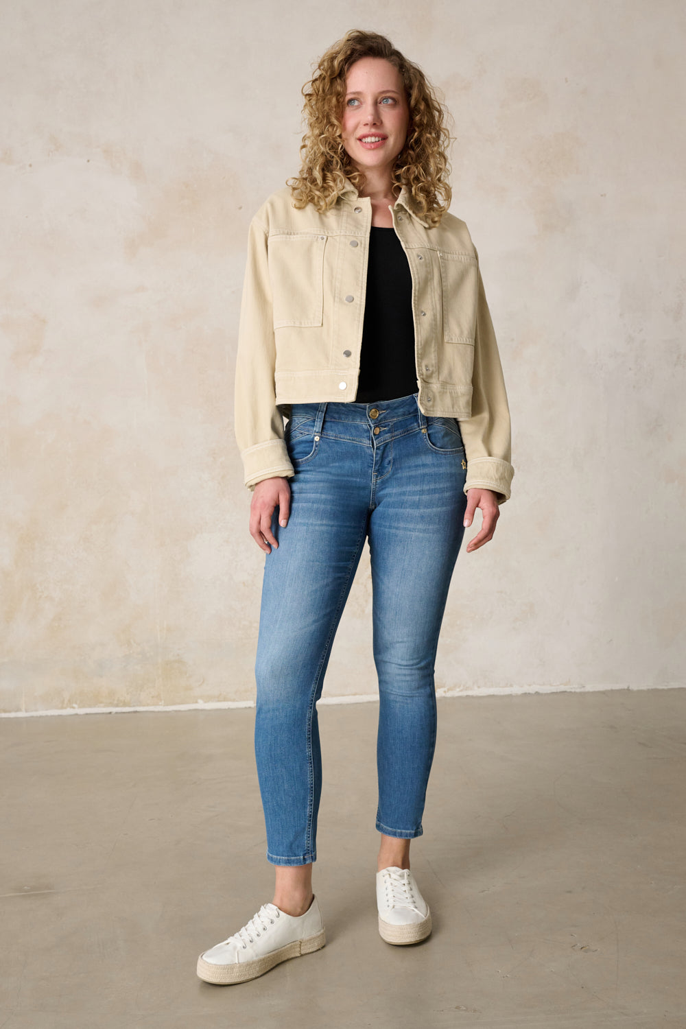 Merle – Slim Fit Jeans in Sommerblau mit mittlerer Leibhöhe