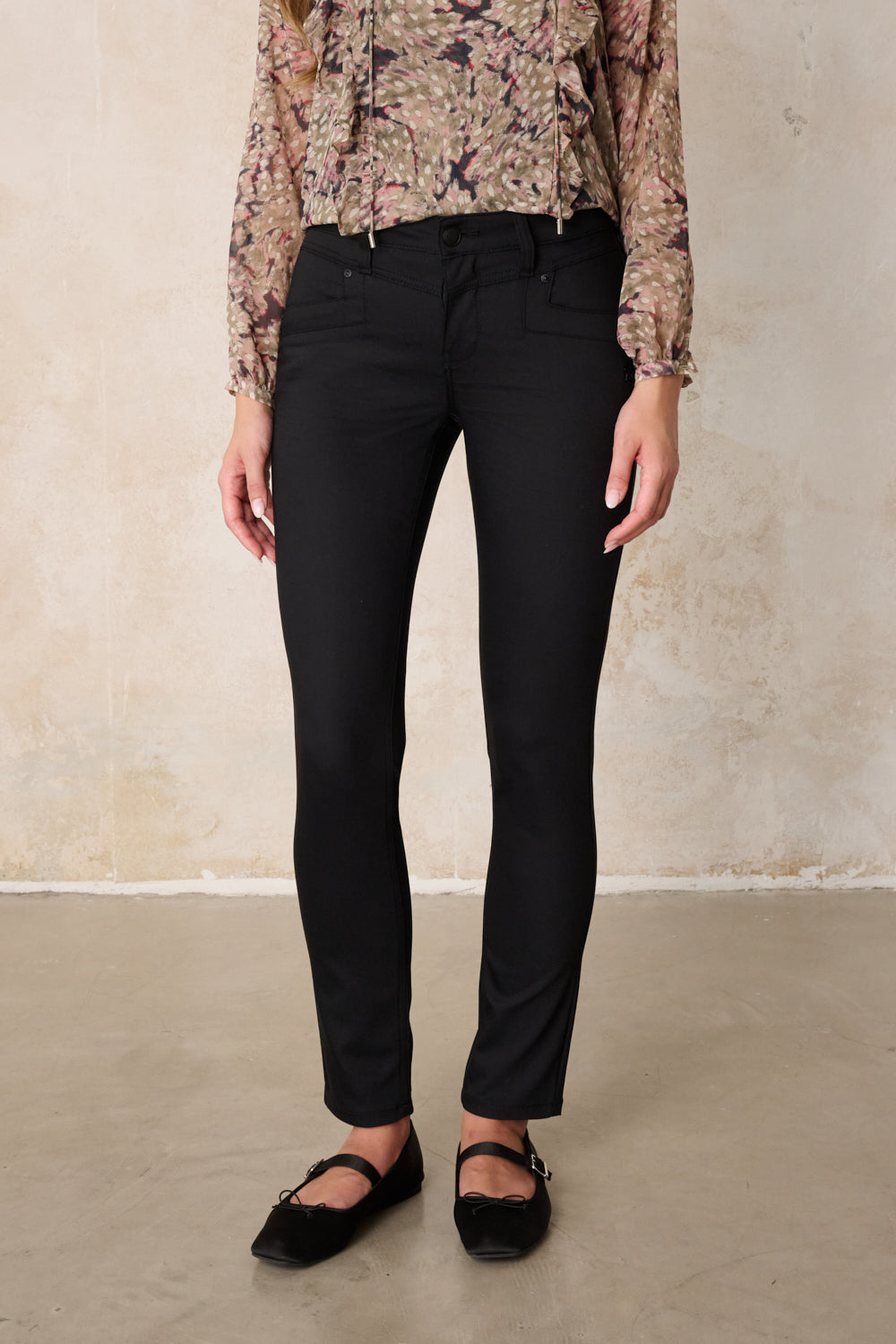 Merle Slim Fit Hose – Glasurschwarz & Techno Stretch, mittlere Leibhöhe