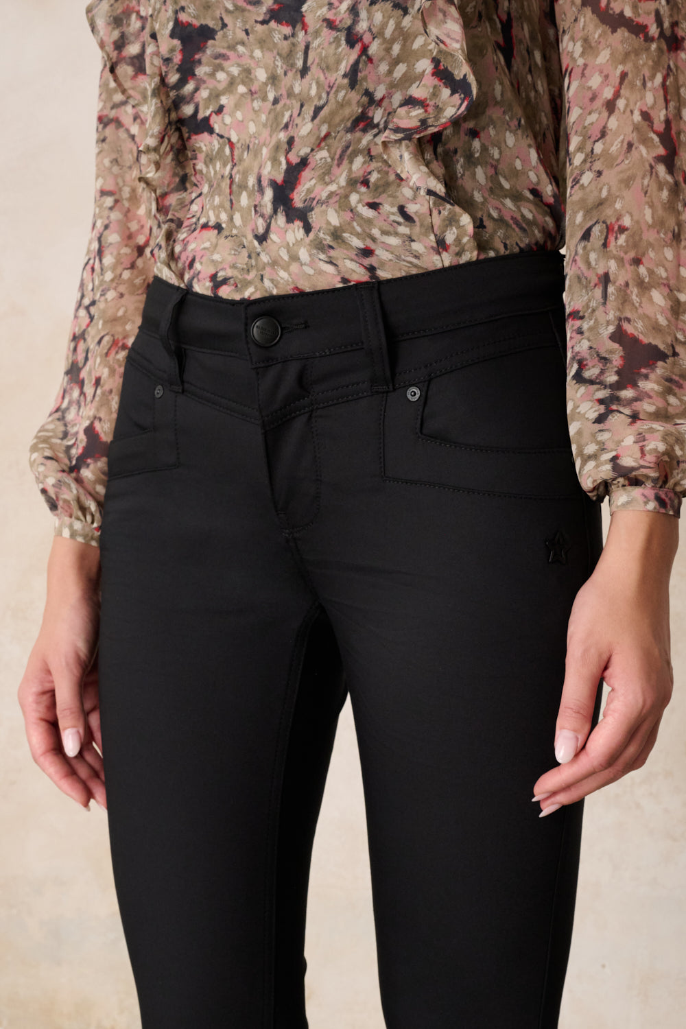 Merle Slim Fit Hose – Glasurschwarz & Techno Stretch, mittlere Leibhöhe