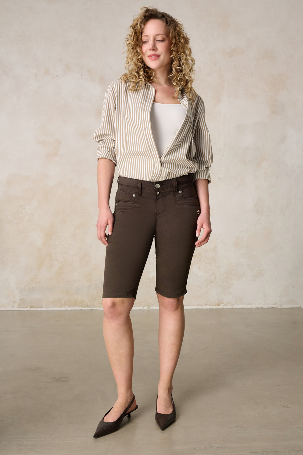 Merle – Slim Fit Bermuda in Royalbraun mit mittlerer Leibhöhe