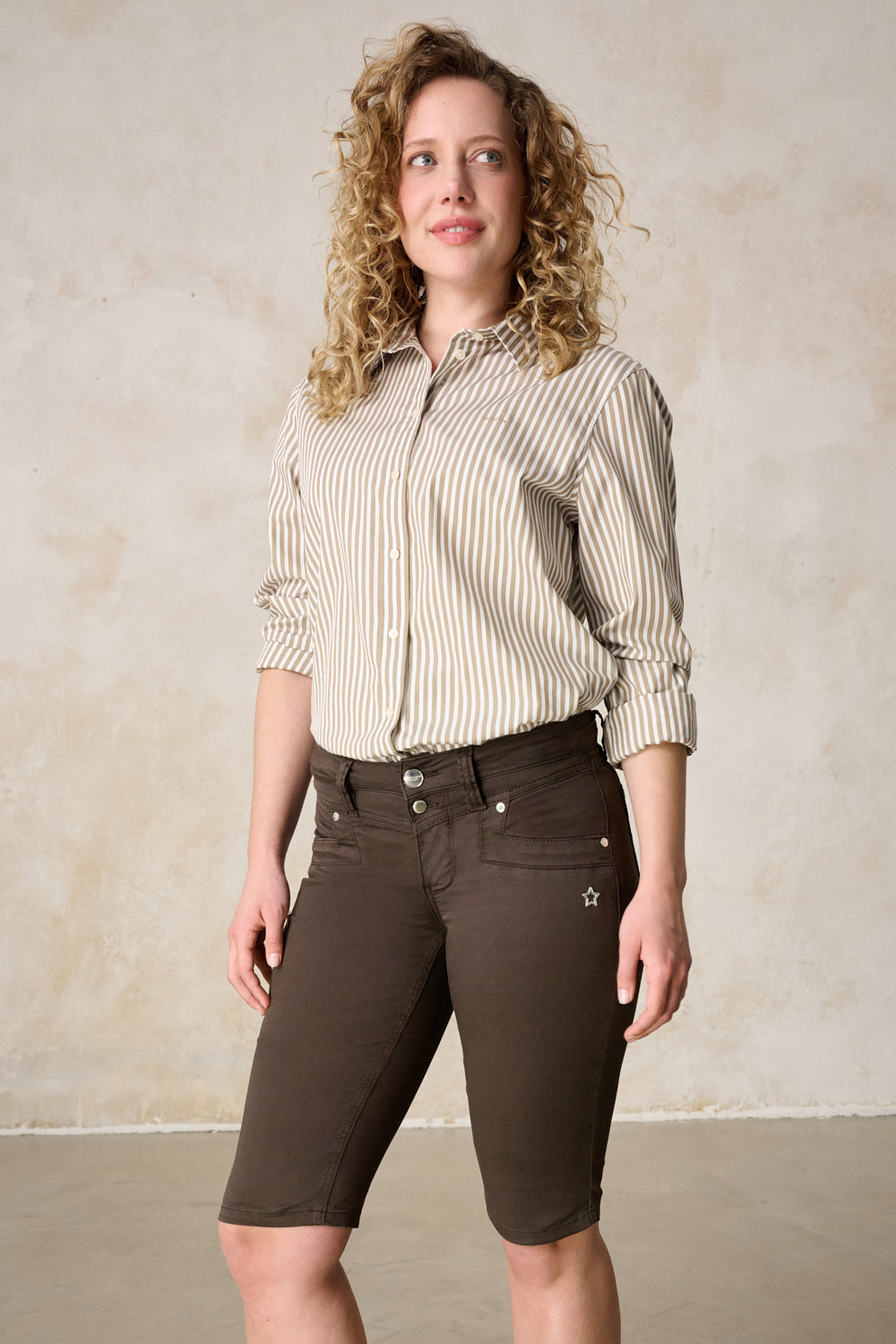 Merle Slim Fit Bermuda – Royalbraun & Baumwoll-Stretch, mittlere Leibhöhe