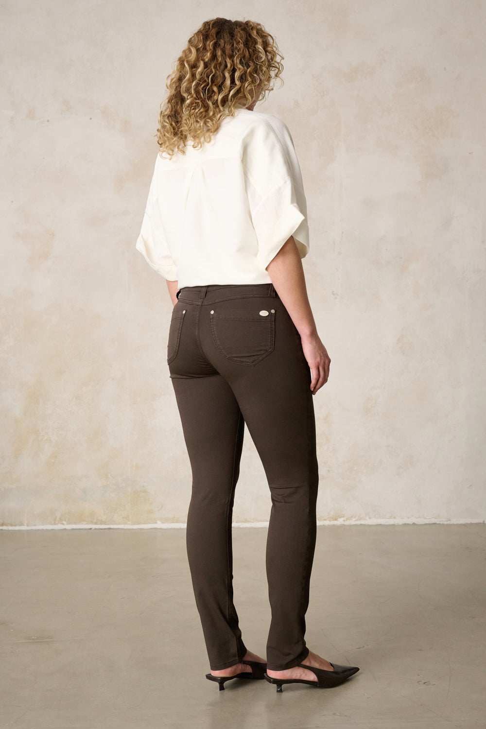 Merle Slim Fit Hose – Royalbraun & Baumwoll-Stretch, mittlere Leibhöhe