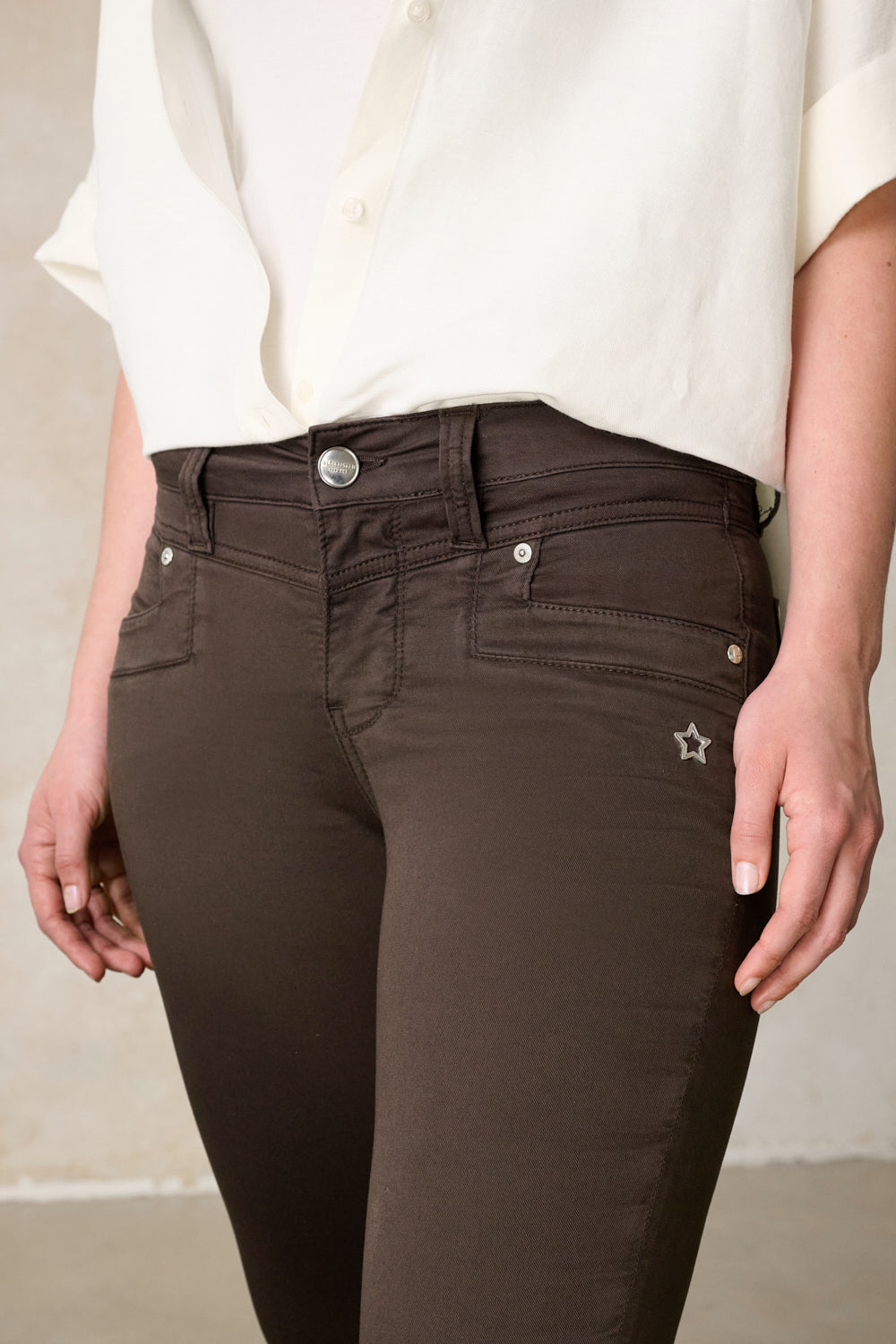 Merle Slim Fit Hose – Royalbraun & Baumwoll-Stretch, mittlere Leibhöhe