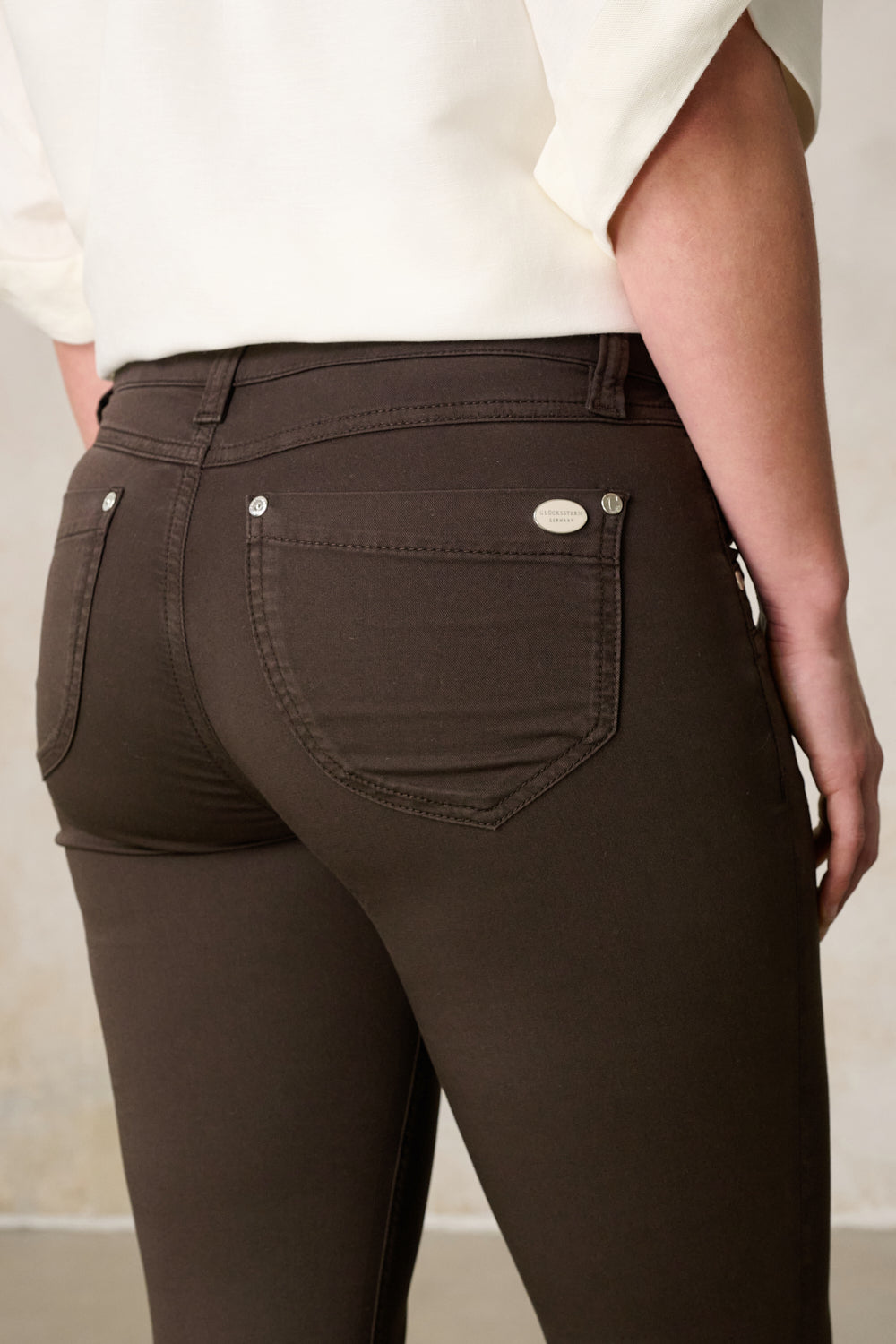Merle Slim Fit Hose – Royalbraun & Baumwoll-Stretch, mittlere Leibhöhe