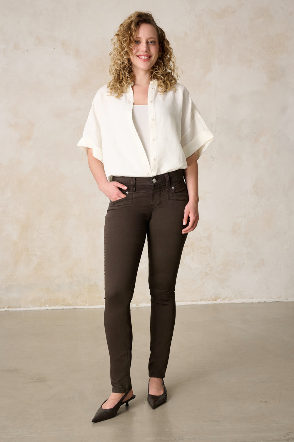 Merle Slim Fit Hose – Royalbraun & Baumwoll-Stretch, mittlere Leibhöhe