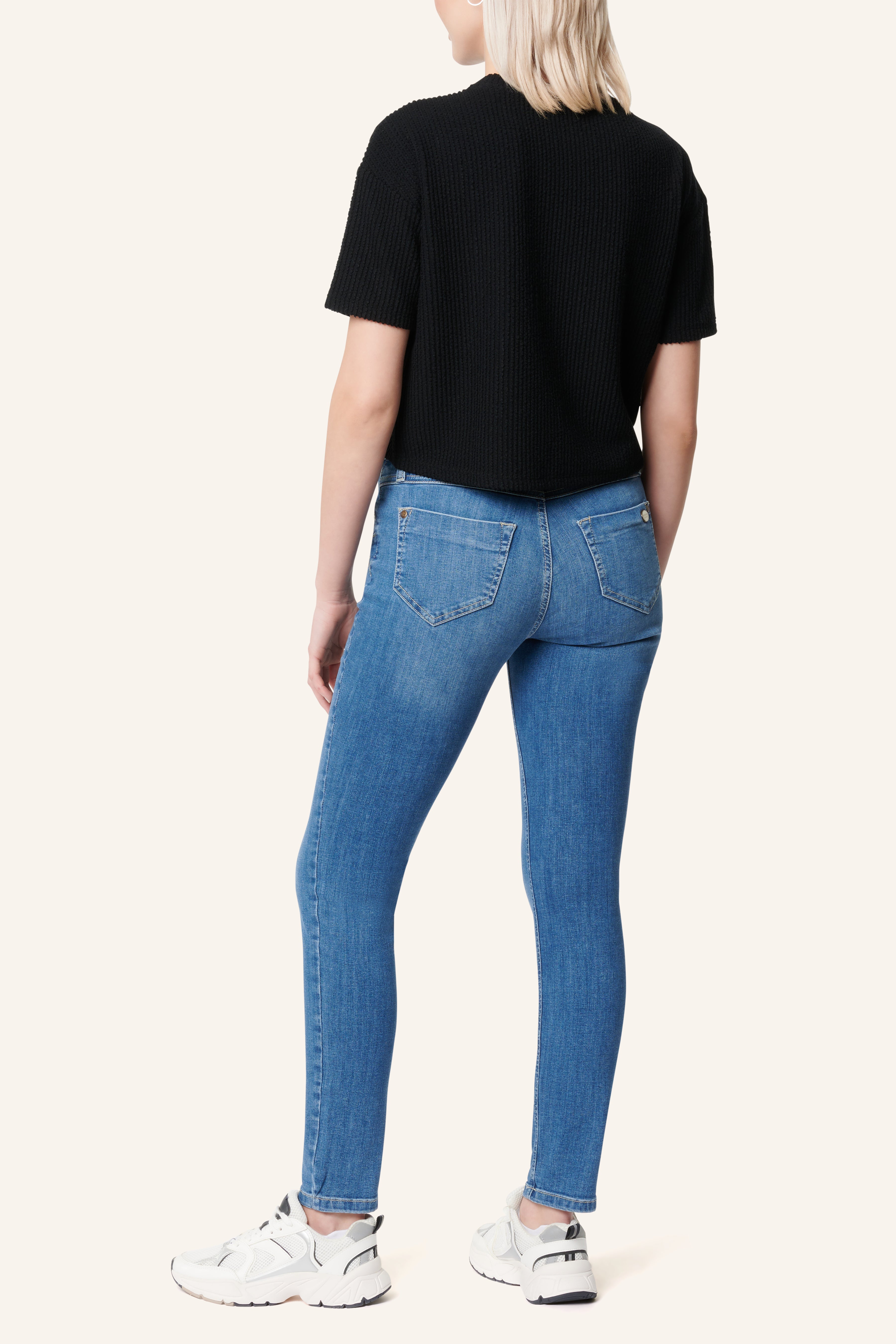 Petra – Slim Fit Jeans in North Sea Blue with a Low Rise