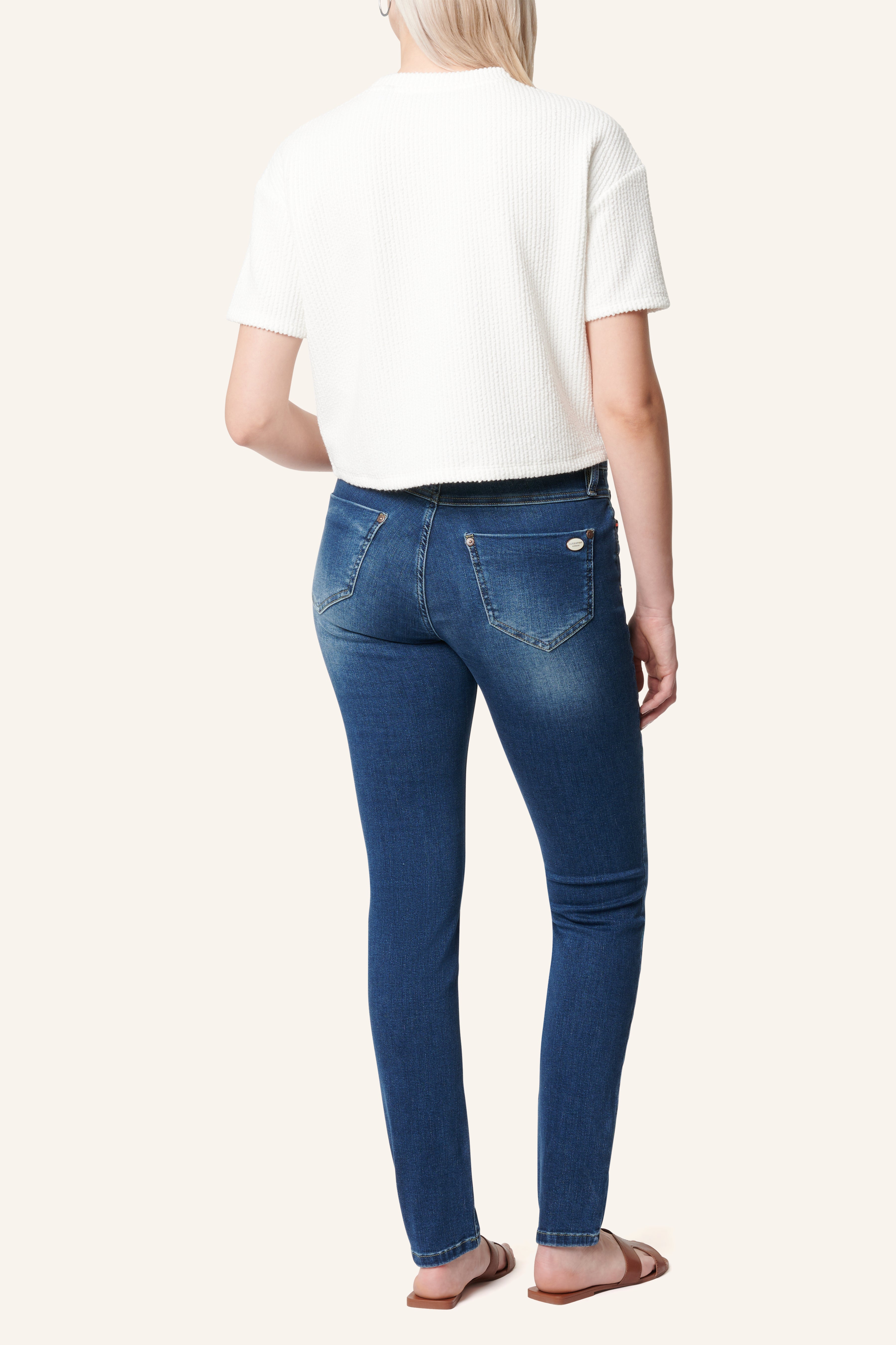 Petra – Slim Fit Jeans in Nahtblau mit niedriger Leibhöhe