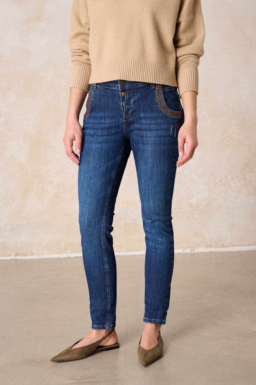 Petra – Slim Fit Jeans in Nietendonau mit niedriger Leibhöhe