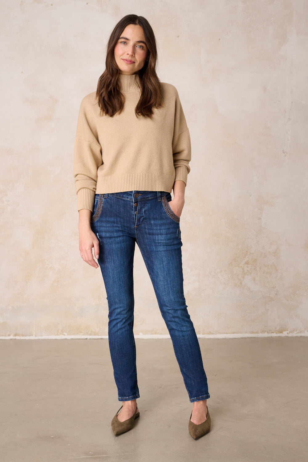 Petra – Slim Fit Jeans in Nietendonau mit niedriger Leibhöhe
