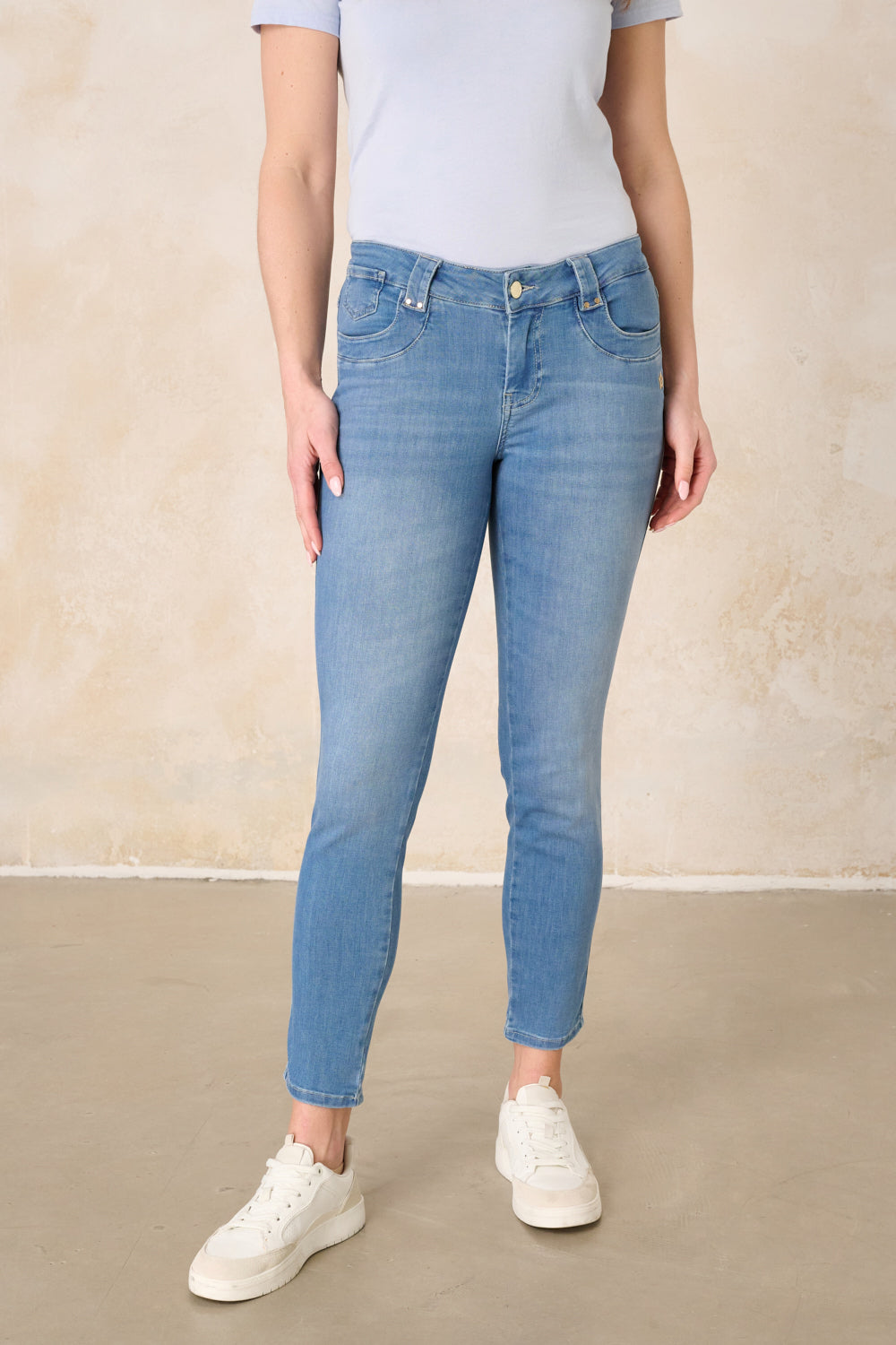 Petra – Slim Fit Jeans in Kristallblau mit niedriger Leibhöhe