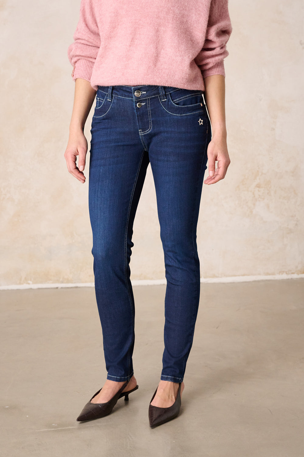 Petra – Slim Fit Jeans in Kühlblau mit niedriger Leibhöhe