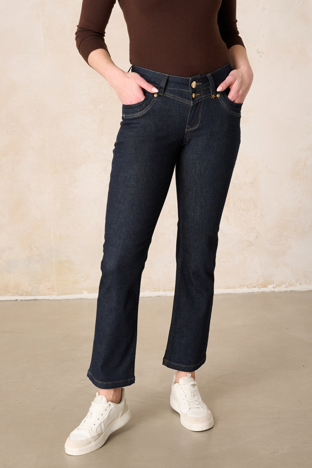 Merle – Straight Leg Jeans in Kontrastblau mit mittlerer Leibhöhe