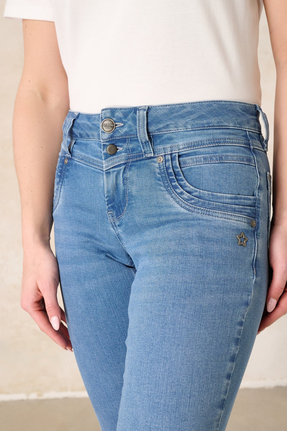 Merle – Straight Leg Jeans in Meisenblau mit mittlerer Leibhöhe