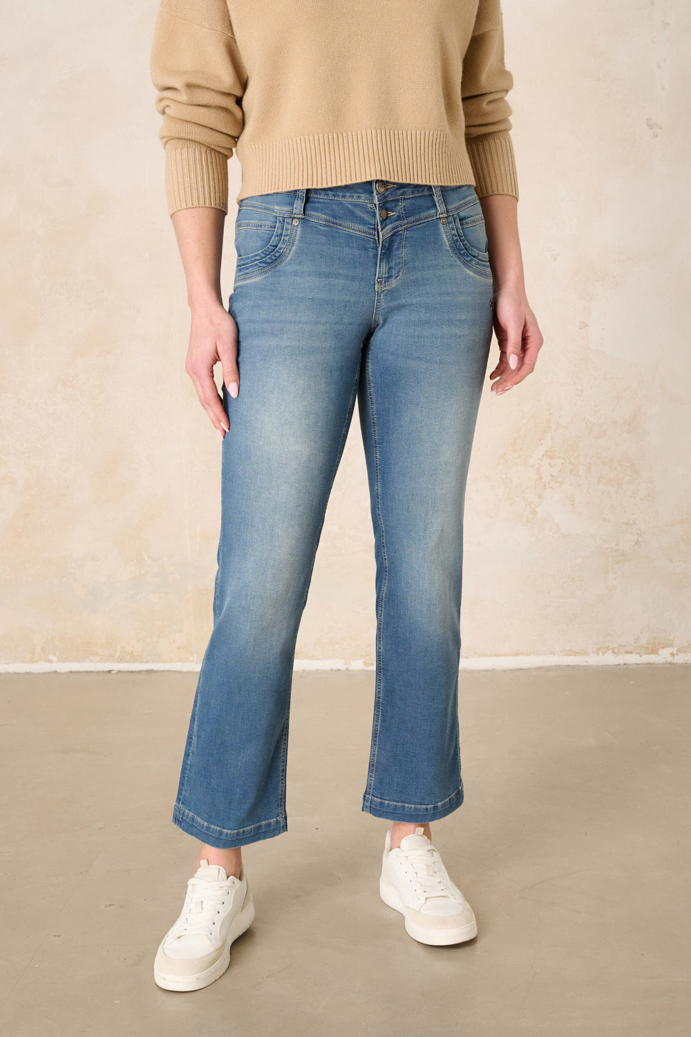 Merle – Straight Leg Jeans in Hennablau mit mittlerer Leibhöhe