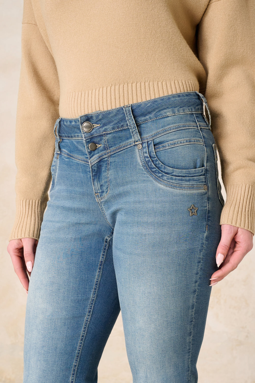 Merle – Straight Leg Jeans in Hennablau mit mittlerer Leibhöhe