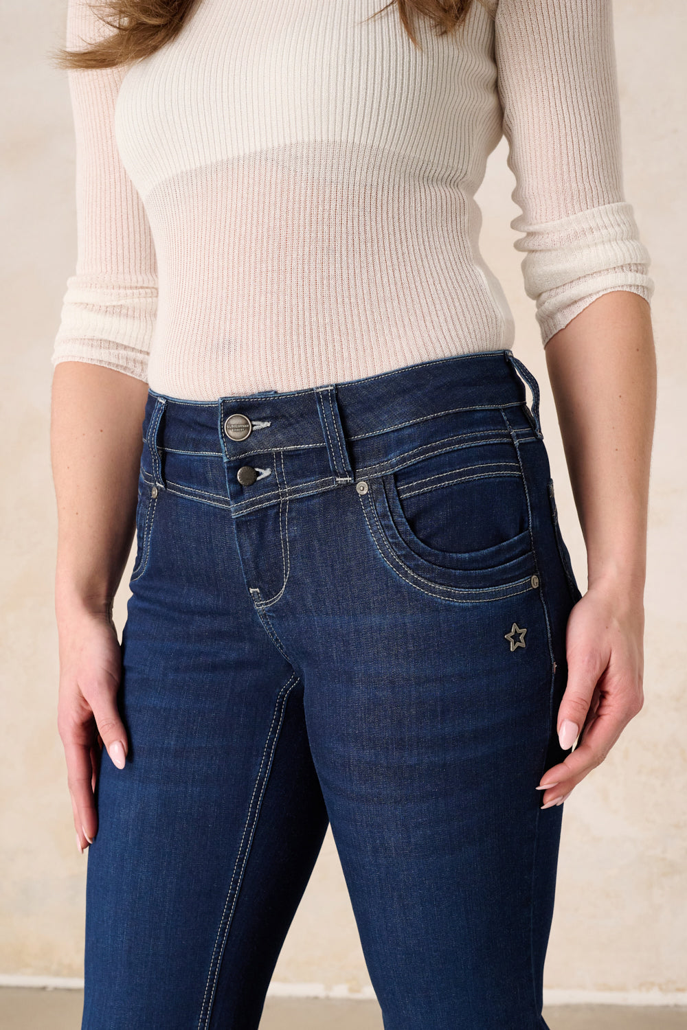 Merle – Straight Leg Jeans in Atlantikblau mit mittlerer Leibhöhe