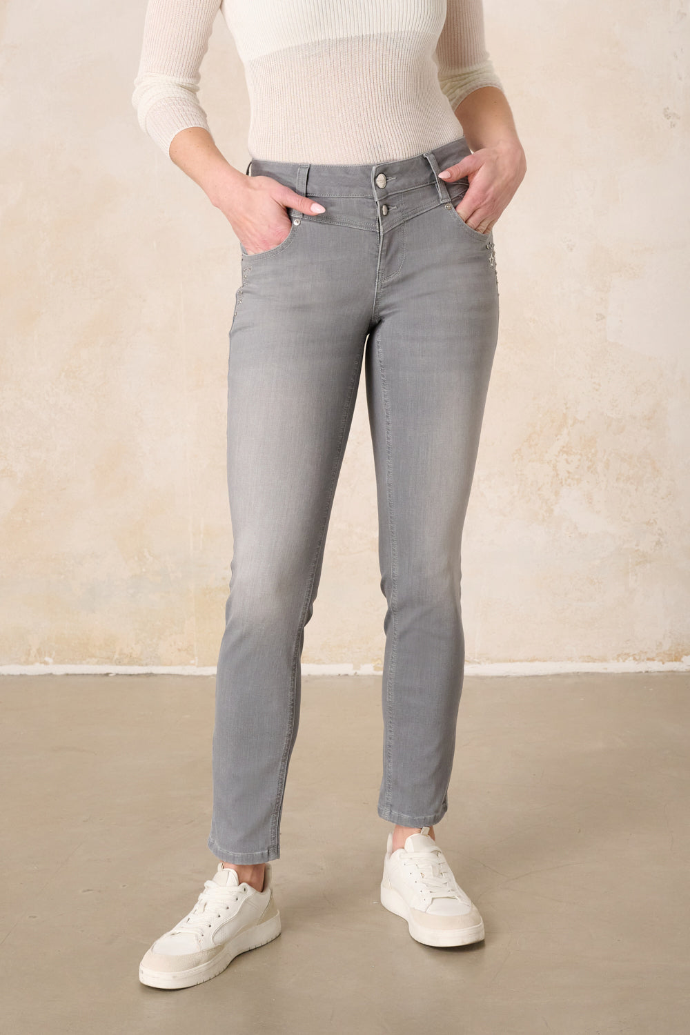 Merle – Slim Fit Hose in Glitzergrau mit mittlerer Leibhöhe